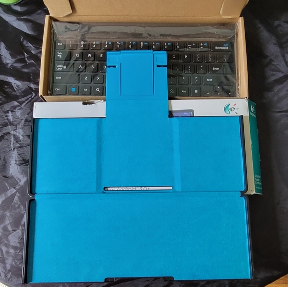 Logitech Tablet Keyboard - Picture 3 of 7